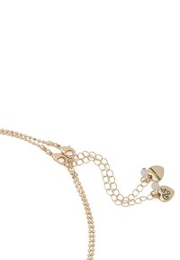 Halsband i guldfärg med pärlband, karbinlås och dubbla hjärtformade berlocker med ingraverad text och små dekorativa pärlor.