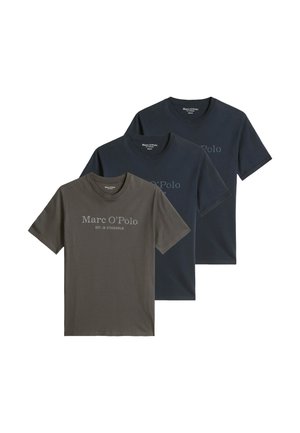 Tre t-shirt Marc O’Polo a manica corta con collo tondo colore carbone e due tonalità di blu scuro, ciascuna con testo del marchio stampato sul petto.