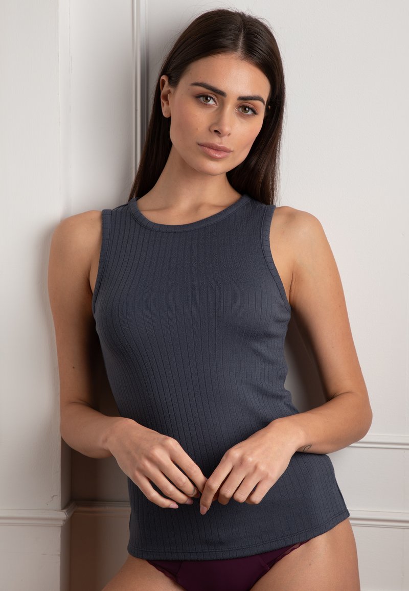 Top senza maniche a coste di colore blu navy, realizzato in tessuto morbido. Presenta un collo rotondo e una silhouette aderente, con dettagli di design minimalisti.
