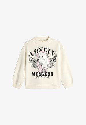 Sudadera crema con cuello redondo, presenta un gráfico de unicornio con melena y alas rosas, y el texto "Experiencia de Fin de Semana Encantadora" en negro.