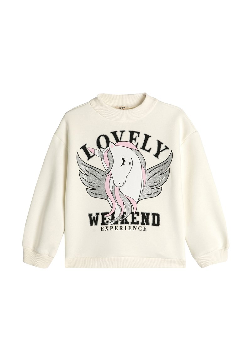 Sudadera crema con cuello redondo, presenta un gráfico de unicornio con melena y alas rosas, y el texto "Experiencia de Fin de Semana Encantadora" en negro.