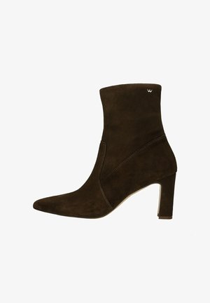 Stivale alla caviglia in suede marrone con punta affusolata e tacco a spillo. Presenta un design senza cuciture e una cucitura a contrasto sottile.