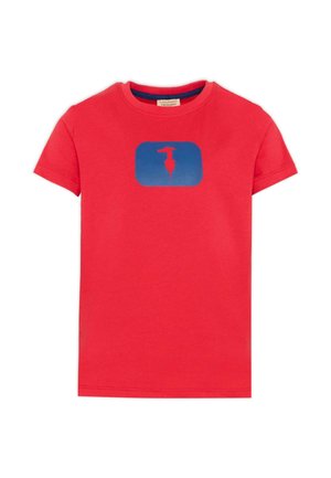 T-shirt rossa a maniche corte con scollo rotondo che presenta un logo rettangolare blu con un levriero stilizzato rosso al centro.