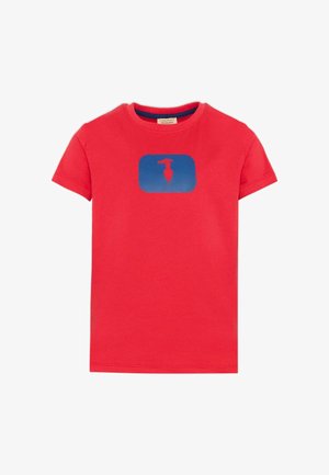 T-shirt rossa a maniche corte con scollo rotondo che presenta un logo rettangolare blu con un levriero stilizzato rosso al centro.