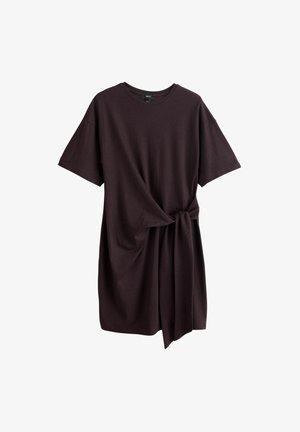 Lühikeste varrukatega tumepruun kleit laia kaelusega ja ees nööriga, mis loob drapeeritud efekti, valgel taustal.