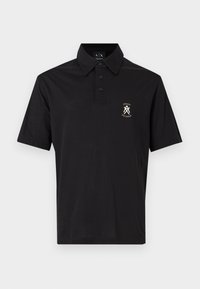 Μαύρο κοντομάνικο πόλο με τρία κουμπιά και μικρό λευκό λογότυπο Armani Exchange στο αριστερό στήθος.