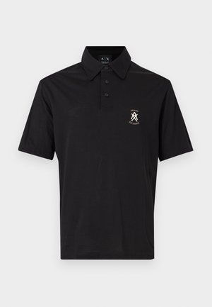 Schwarzes Poloshirt mit kurzen Ärmeln, drei Knöpfen und kleinem weißem Armani Exchange-Logo auf der linken Brust.