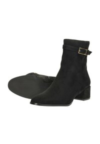 Zwarte suède enkellaarsjes met een vierkante neus, blokhak en een verstelbare riem met een metalen gesp. Geprofileerde zool voor grip.