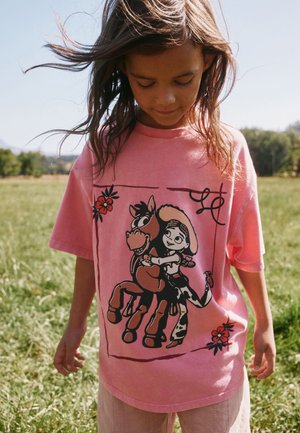 Next, REGULAR FIT - OVERSIZED TOY STORY GRAPHIC PRINT T-SHIRT  . - Print T-shirt - red jessie