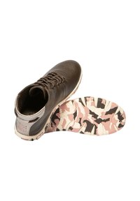 Bottes en cuir brun à tige basse avec bouts ronds, œillets métalliques et semelles à motif camouflage en rose, crème et noir. Accents texturés sur le talon.