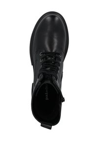 Stivali alla caviglia in pelle nera con una texture liscia, punta arrotondata, design con lacci e zip laterale per una facile vestibilità.