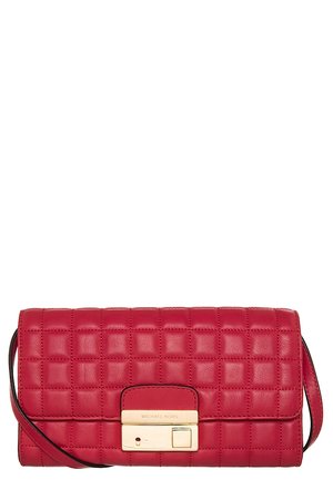 Rode gewatteerde leren clutch met gouden rechthoekige sluiting en dunne schouderriem.