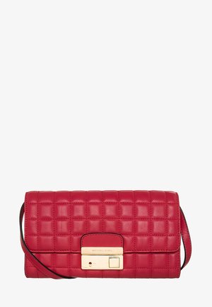 Czerwona pikowana skórzana kopertówka z złotą, prostokątną klamrą i cienkim paskiem na ramię.