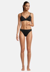 Schwarzes BH- und Unterwäsche-Set aus glattem Stoff, mit schmalen Trägern, klassischem Schnitt und minimalistischer Gestaltung ohne Muster oder Verzierungen.