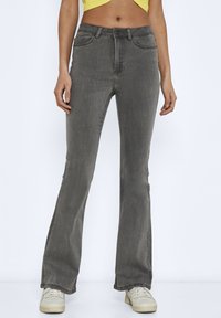 Noisy May NMSALLIE - Flared Jeans - light grey denim