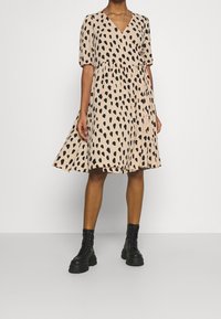 Monki Denní šaty - off-white