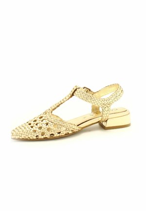 Chaussure slingback en métal doré tressé avec un bout pointu, un talon plat et un design à côté ouvert. Elle se distingue par une petite bride avec boucle et une finition texturée.