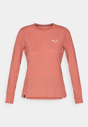 Pikend varrukad, heledast korallist särki pehmest kangast, ringkraega ning väikese valge logoga rinnal. Servad on külgedelt lõhikud.