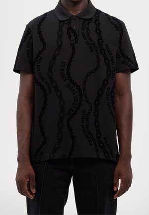 Polo noir à manches courtes avec un motif texturé en chaîne et des accents de logo, fabriqué dans un matériau doux pour plus de confort.