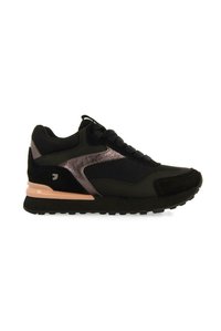 Zapatilla deportiva negra con materiales de malla y ante, que presenta acentos metálicos, suela texturizada y un talón en un rosa claro contrastante.