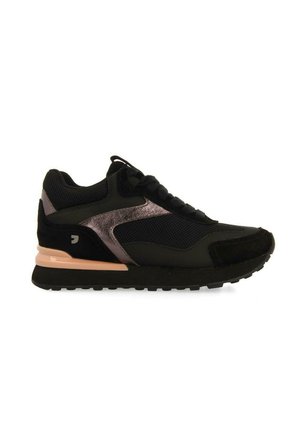 Zapatilla deportiva negra con materiales de malla y ante, que presenta acentos metálicos, suela texturizada y un talón en un rosa claro contrastante.