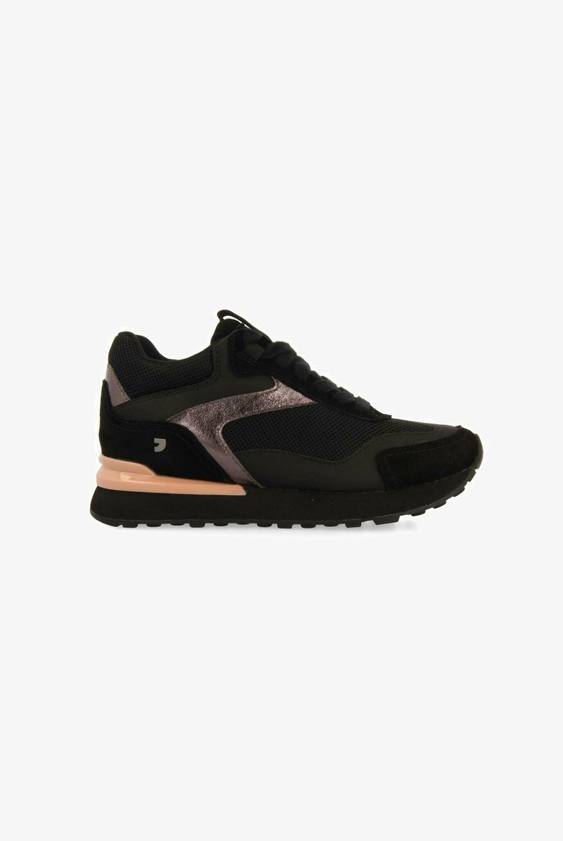 Chaussure de sport noire en mesh et en daim, avec des accents métalliques, une semelle texturée et un talon rose clair en contraste.