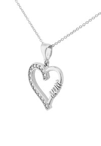 Sudraba sirds piekare ar uzrakstu "MAMMA", ar mazu dekoratīvu akmeņu rindu gar malu. Karājas uz smalkas ķēdītes.