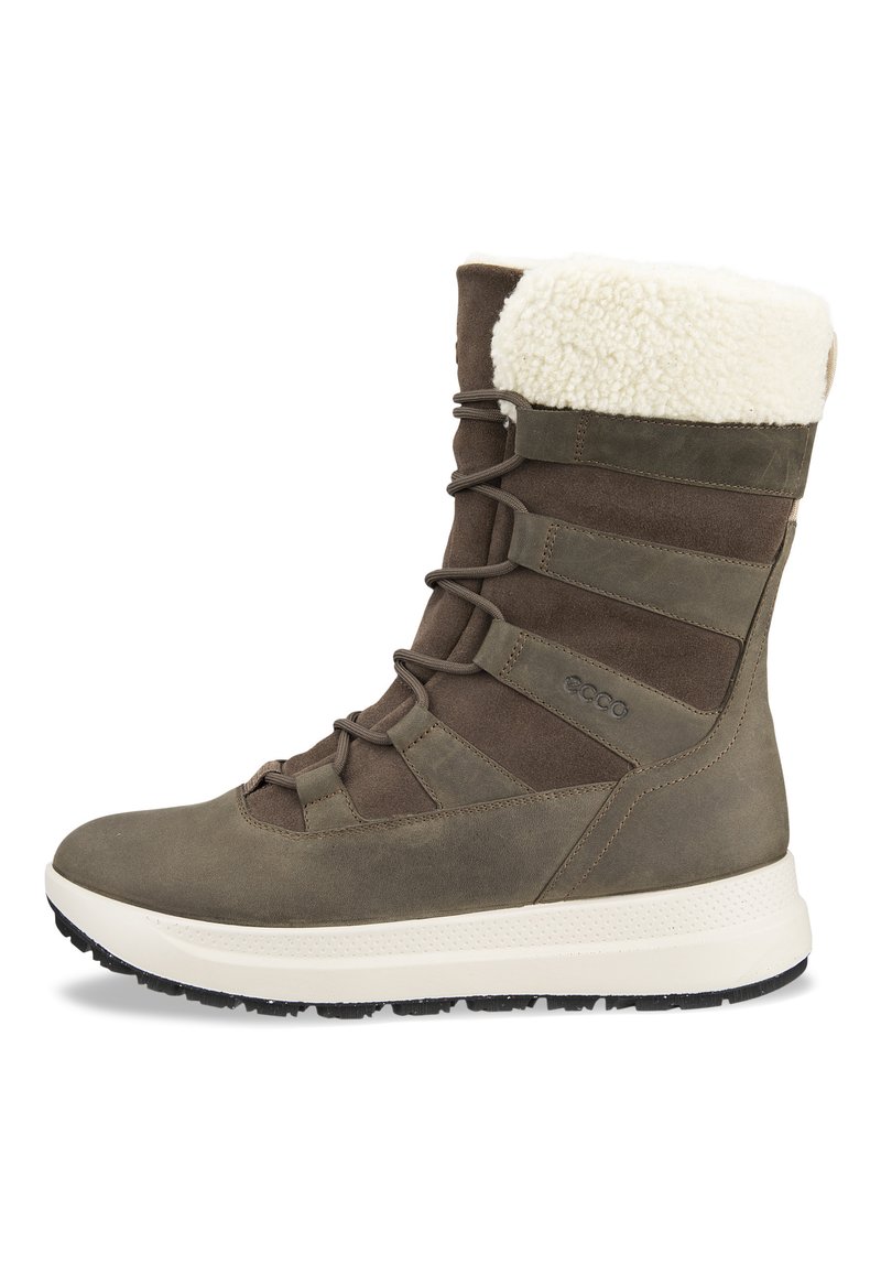 Stivaletto in suede marrone con colletto in pile bianco, lacci davanti e suola in gomma texturizzata. Presenta strisce di tessuto orizzontali e logo del marchio.