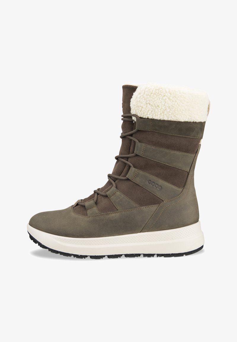 Braune Wildleder-Stiefelette mit einem weißen Fleece-Kragen, Schnürung vorne und strukturiertem Gummisohle. Verfügt über horizontale Stoffstreifen und ein Markenlogo.