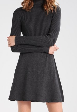 Ciemnoszara prążkowana sukienka z golfem, długimi rękawami i rozkloszowanym dołem. Tkanina wydaje się miękka i teksturowana, o casualowym fasonie.