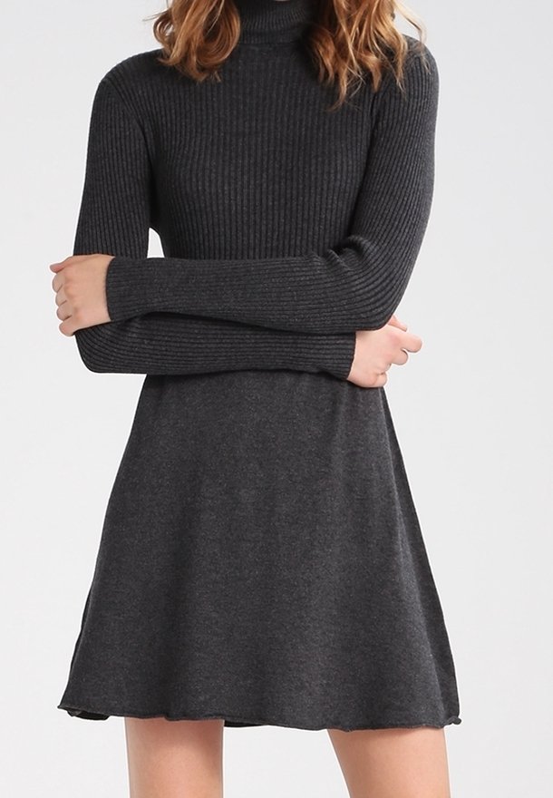 Robe à col roulé côtelée gris foncé avec manches longues et jupe évasée. Le tissu semble doux et texturé, avec une silhouette décontractée.