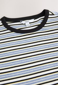 Camiseta de manga corta a rayas en azul, negro y amarillo con textura acanalada; cuenta con cuello redondo negro y etiqueta en el interior.