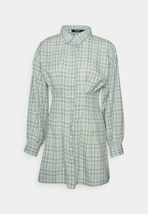 Camisa botão de xadrez verde e branca, com mangas longas, gola, tecido macio, design ligeiramente ajustado, com um padrão de xadrez consistente por todo o lado.