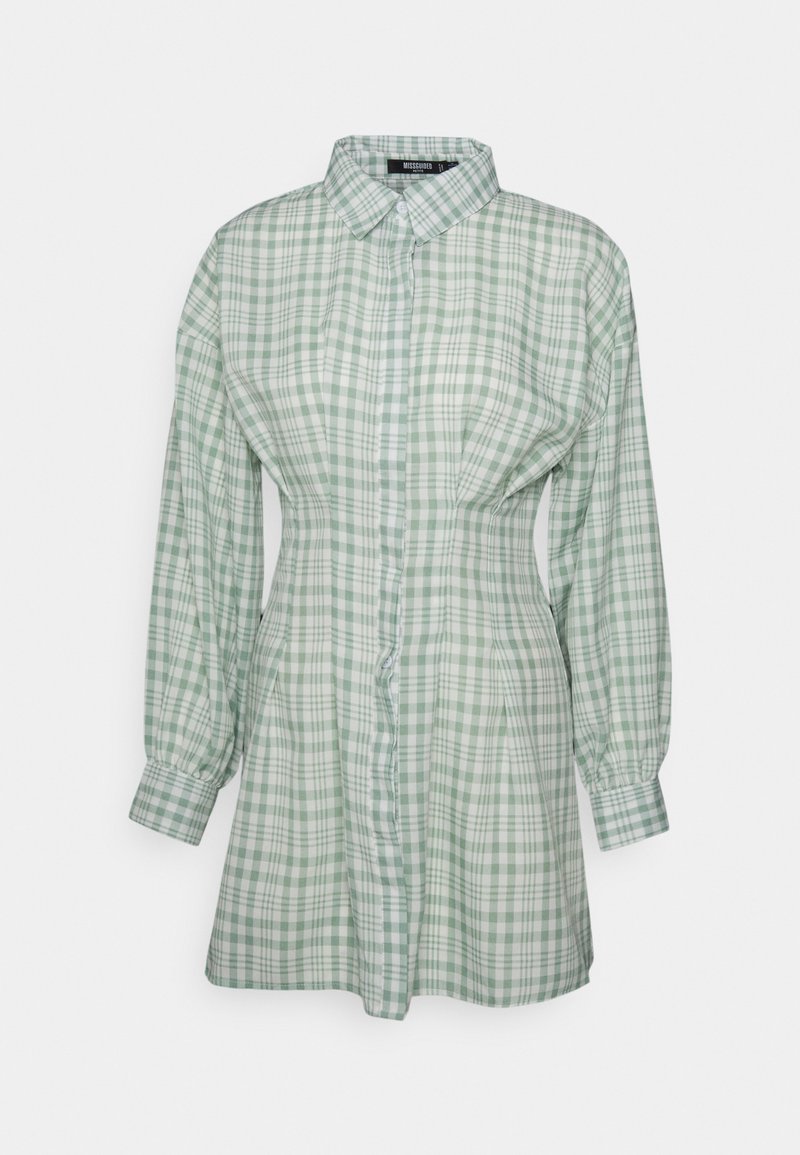 Camisa botão de xadrez verde e branca, com mangas longas, gola, tecido macio, design ligeiramente ajustado, com um padrão de xadrez consistente por todo o lado.