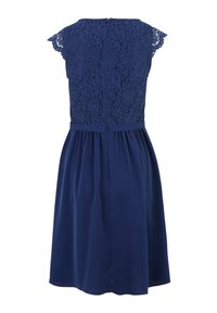 Marineblå kjole med en bodice af blonder med blomstermønstre og korte ærmer, flydende nederdel med folder og en nøglehulslukning bagpå.