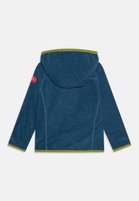 Giacca con cappuccio blu e rifiniture verdi, caratterizzata da una texture morbida e un grande logo ricamato sulla manica sinistra, che mette in evidenza un design sportivo.