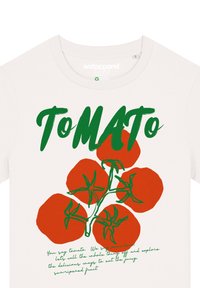 Witte katoen t-shirt met een grafisch ontwerp van rode tomaten met groene bladeren en tekst in groen en zwart, met speelse typografie.