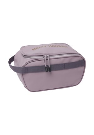 Lawendowa kosmetyczka Helly Hansen z podwójnym zamkiem błyskawicznym, poziomym paskiem i nazwą marki nadrukowaną na górnej klapie.