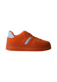 Baskets orange avec semelle épaisse, patch bleu clair au talon et deux bandes bleu clair sur le côté, vues de l'extérieur.