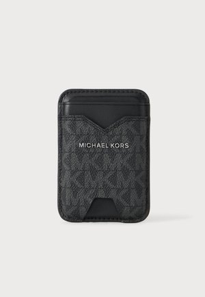 Czarny etui na karty Michael Kors z teksturowaną powierzchnią, srebrnym logo i kilkoma przegródkami na karty na jednolitym jasnym tle.