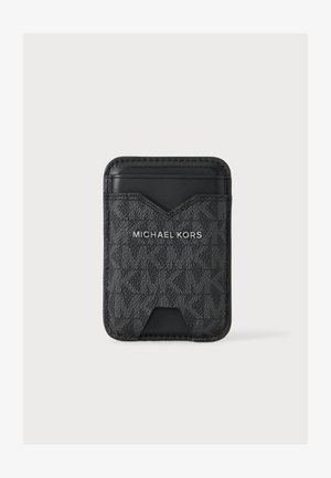 Czarny etui na karty Michael Kors z teksturowaną powierzchnią, srebrnym logo i kilkoma przegródkami na karty na jednolitym jasnym tle.
