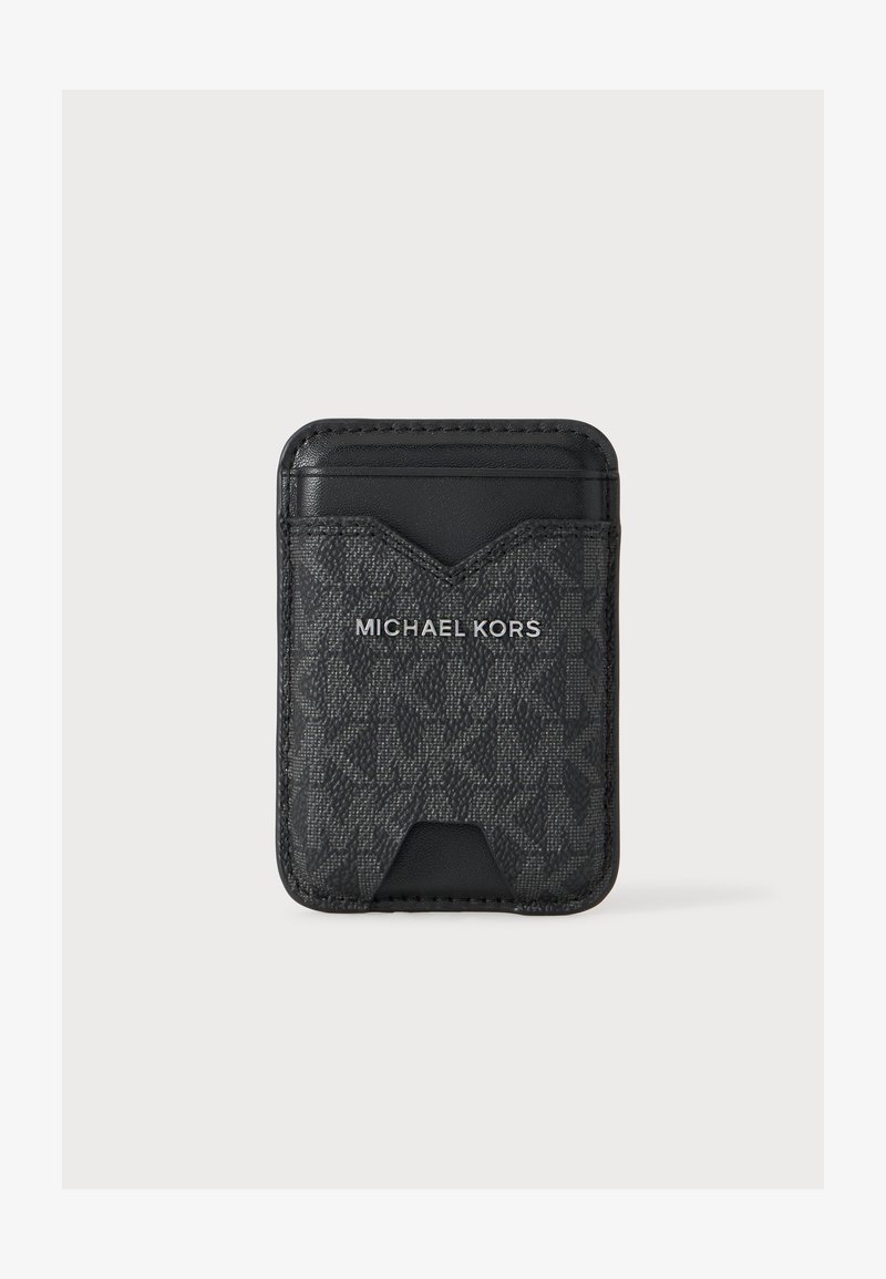 Μαύρος θήκη καρτών Michael Kors με υφή στην επιφάνεια, ασημένιο λογότυπο και πολλαπλές θήκες καρτών σε απλό ανοιχτόχρωμο φόντο.