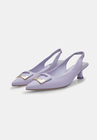 Svetložlute slingback pete s špičastim nosom, nizkim geometrijskim petom in zlatim okrasnim sponko. Gladka usnjena tekstura, minimalističen dizajn.