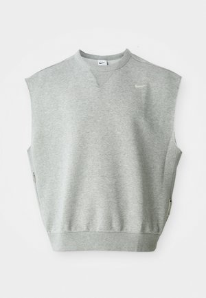 Šedý bezrukávový svetr s kulatým výstřihem, měkkou texturou a bočními zipy. Na horním levém rohu se nachází malé logo Nike.
