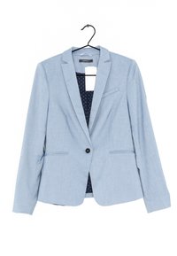 Lichtblauwe blazer met een getailleerd ontwerp, sluiting met één knop en twee voorzakken. Het interieur heeft een marineblauwe met patroon gevoerde voering.