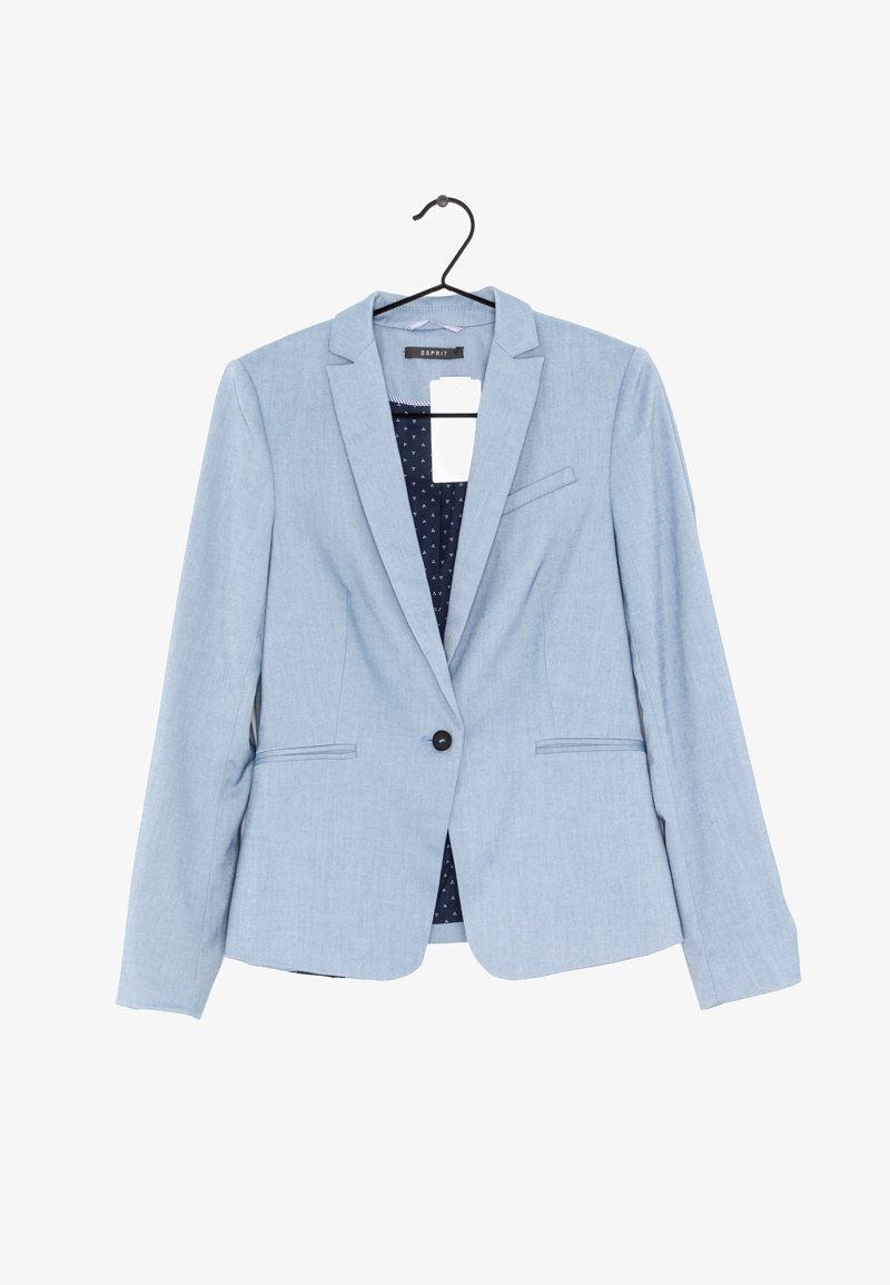 Lichtblauwe blazer met een getailleerd ontwerp, sluiting met één knop en twee voorzakken. Het interieur heeft een marineblauwe met patroon gevoerde voering.