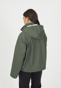 Giacca impermeabile verde oliva con cappuccio, caratterizzata da una vestibilità comoda, texture liscia e dettagli riflettenti sul retro.