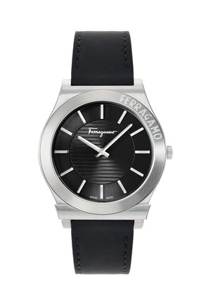 Montre analogique avec un cadran texturé noir, aiguilles en acier inoxydable, bracelet en cuir noir, boîtier en acier inoxydable, et "Ferragamo" gravé sur la lunette.