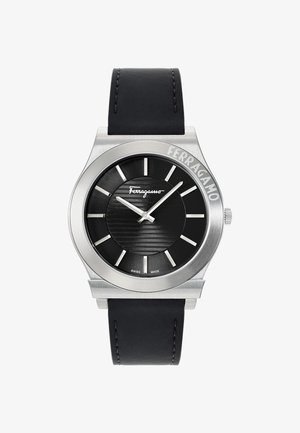 Orologio analogico con quadrante nero a trama, lancette in tonalità argento, cinturino in pelle nera, cassa in acciaio inossidabile e "Ferragamo" inciso sulla lunetta.