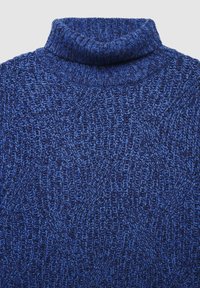 Blau gestrickter Rollkragenpullover mit einem strukturierten Muster in leicht variierenden dunklen und hellen Blautönen. Dicker gerippter Kragen.